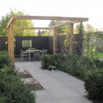 moderne tuin tegels Larix pergola tuinontwerp rivius